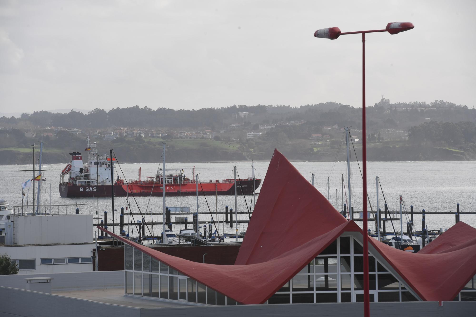 Buque fondeado frente al castillo de San Antón tras sufrir una avería