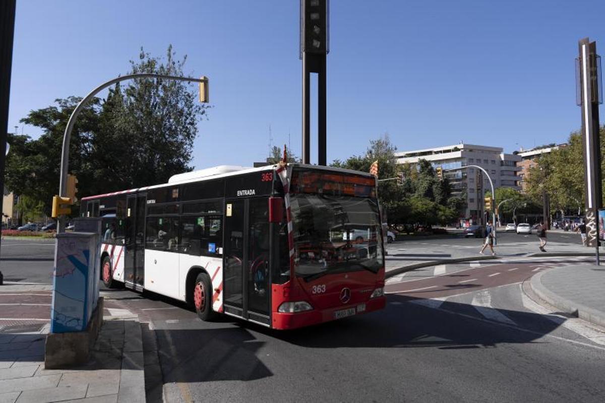 Un autobús urbano de Tarragona en la plaza de la Imperial Tarraco.