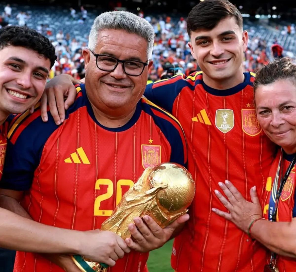 Pedri con su familia