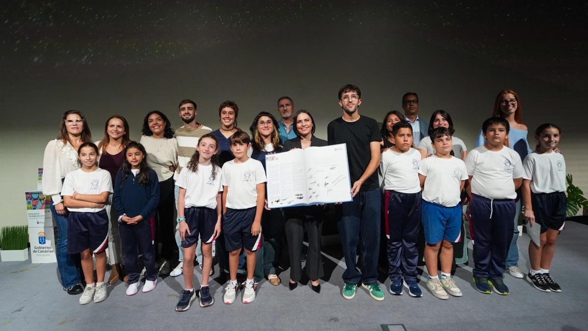 La consejera de Universidades, Ciencia, Innovación y Cultura, Migdalia Machín; junto al alumnado del CEIP El Sardo y jóvenes universitarios que firmaron el Pacto por la Divulgación de la Ciencia y la Innovación en Canarias.