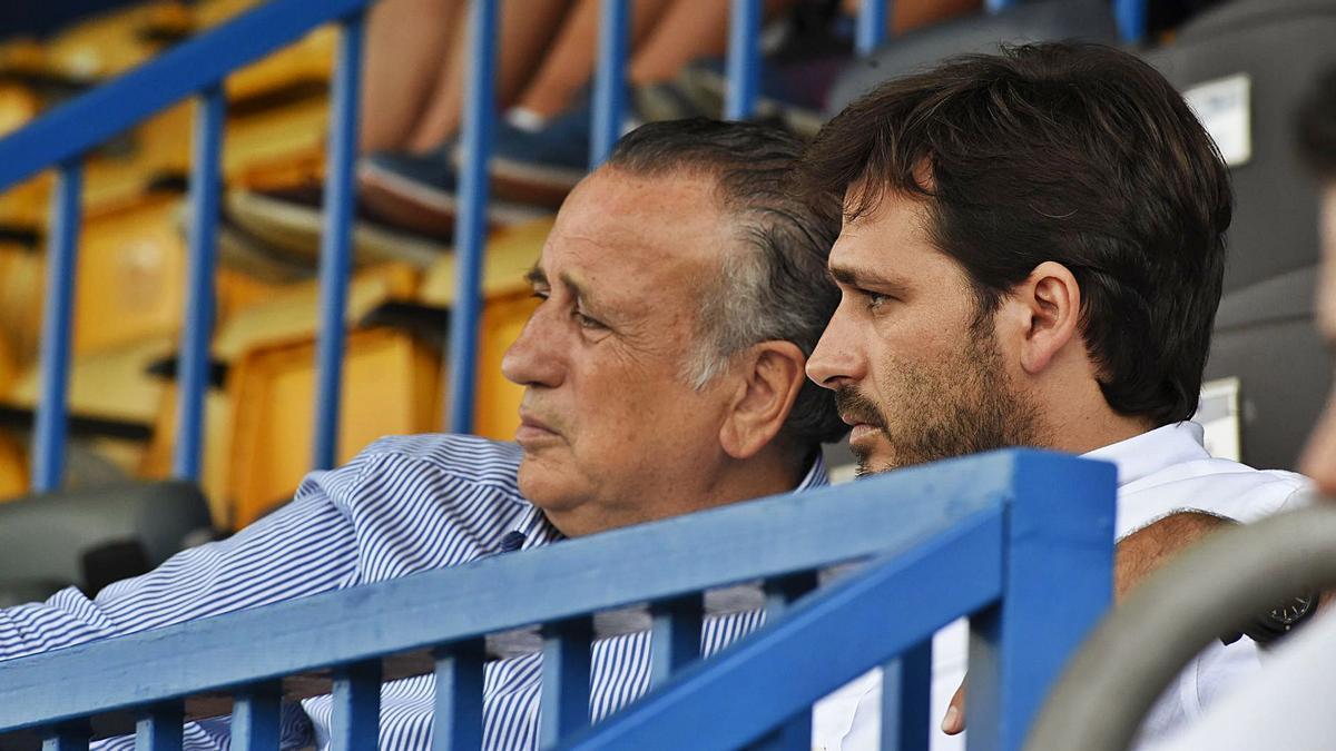 Fernando Roig, junto a su hijo y consejero delegado del Villarreal, Fernando Roig Negueroles.  | PACO POYATO