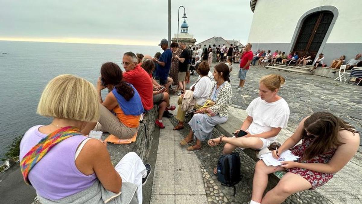 Personas concentradas en el entorno  del faro de Luarca, que finalmente congregó a menos gente de la esperada.