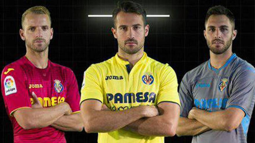 Los jugadores con las nuevas camisetas.