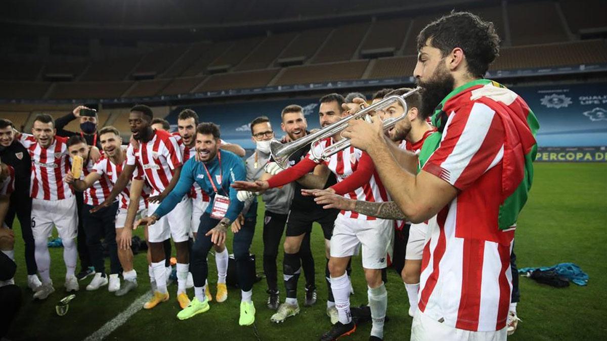 Asier Villalibre toca la trompeta para festejar el título de Supercopa del Athletic