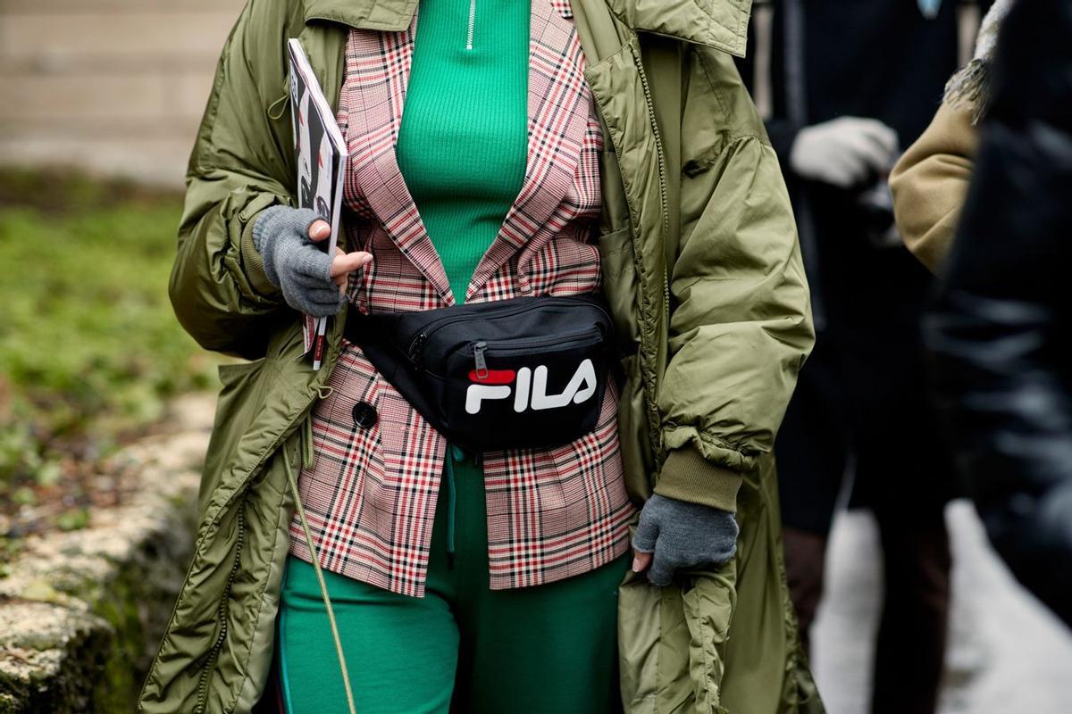 Riñonera deportiva sobre chaqueta de traje en el 'street style' de Milán