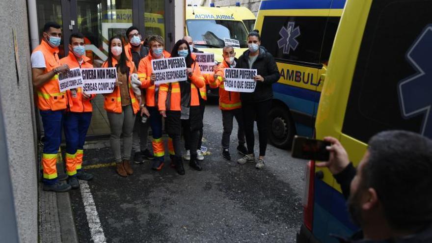 Concentración de los trabajadores de Ambulancias Civera en Montecelo. |   // GUSTAVO SANTOS