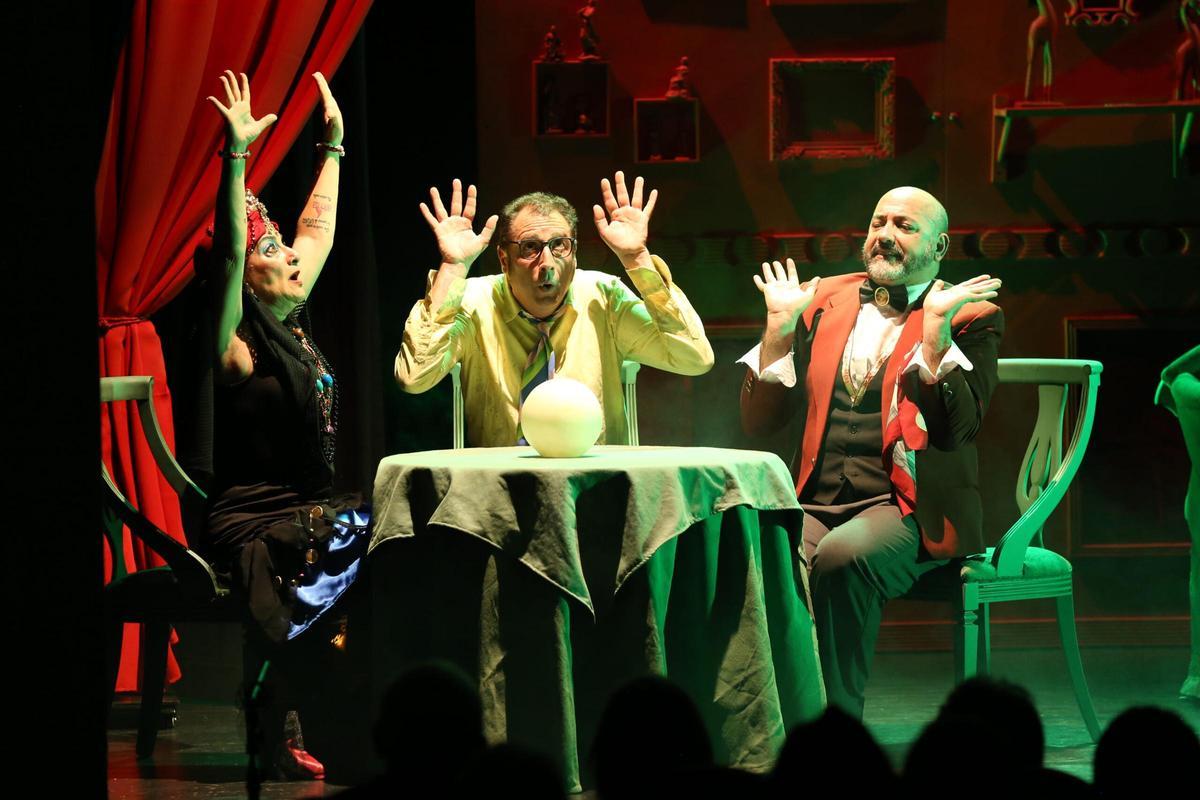 Una de las escenas de la nueva comedia del teatro López de Ayala, 'Tarot y Tentempié'.