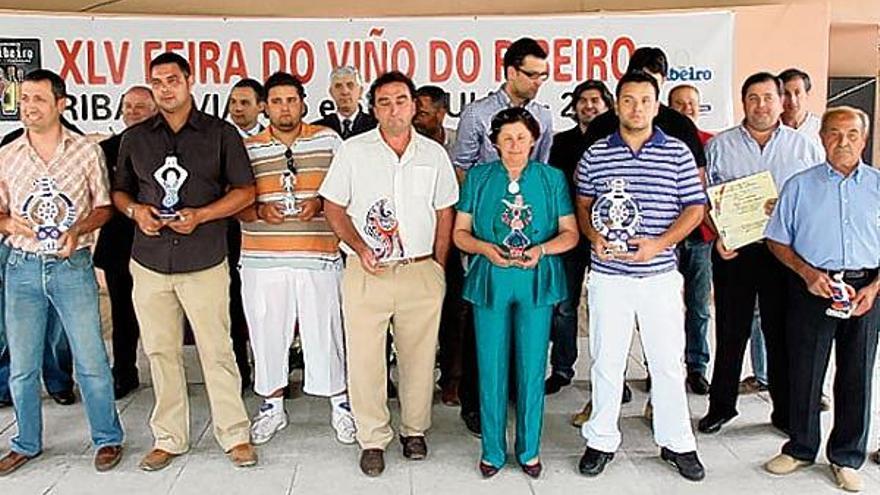 Los representantes de las bodegas cuyos vinos recibieron diferentes distinciones.