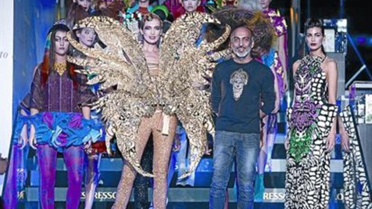 Malena Costa (izquierda), Nieves Álvarez, el diseñador Manish Arora y Davinia Pelegrí, el jueves tras el desfile.