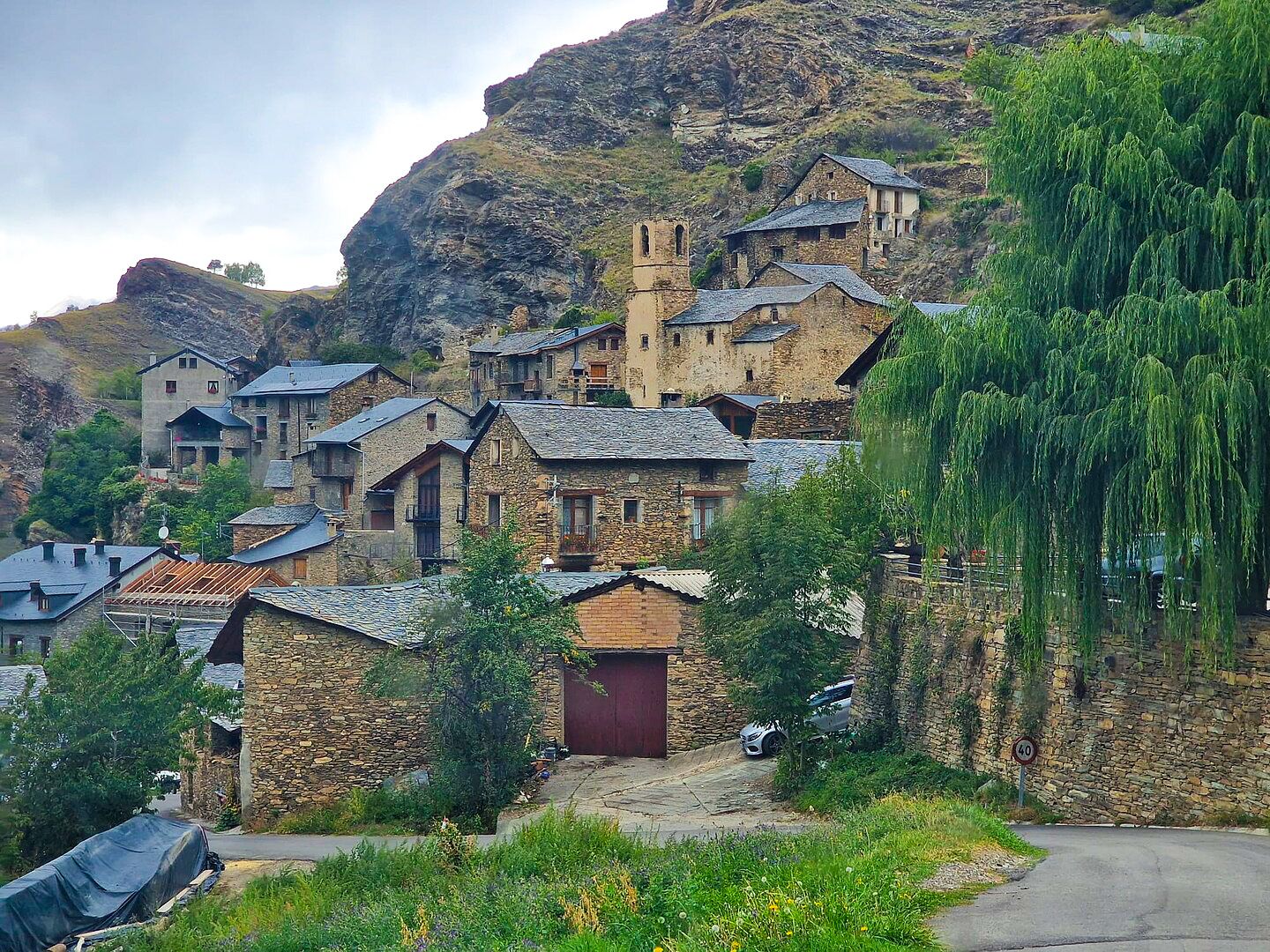Burg es un desconocido pueblecito de Cataluña repleto de casas de piedra.