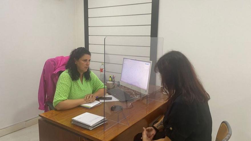 Entrevista a una demandante de empleo en las oficinas de Amigos de Galicia.   | // FARO