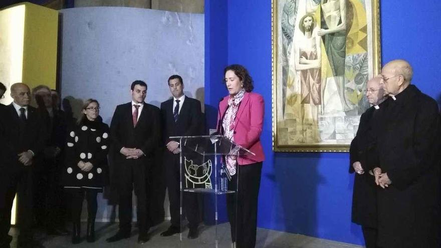 La consejera de Cultura se dirige a los invitados en la clausura de la muestra de arte sacro.