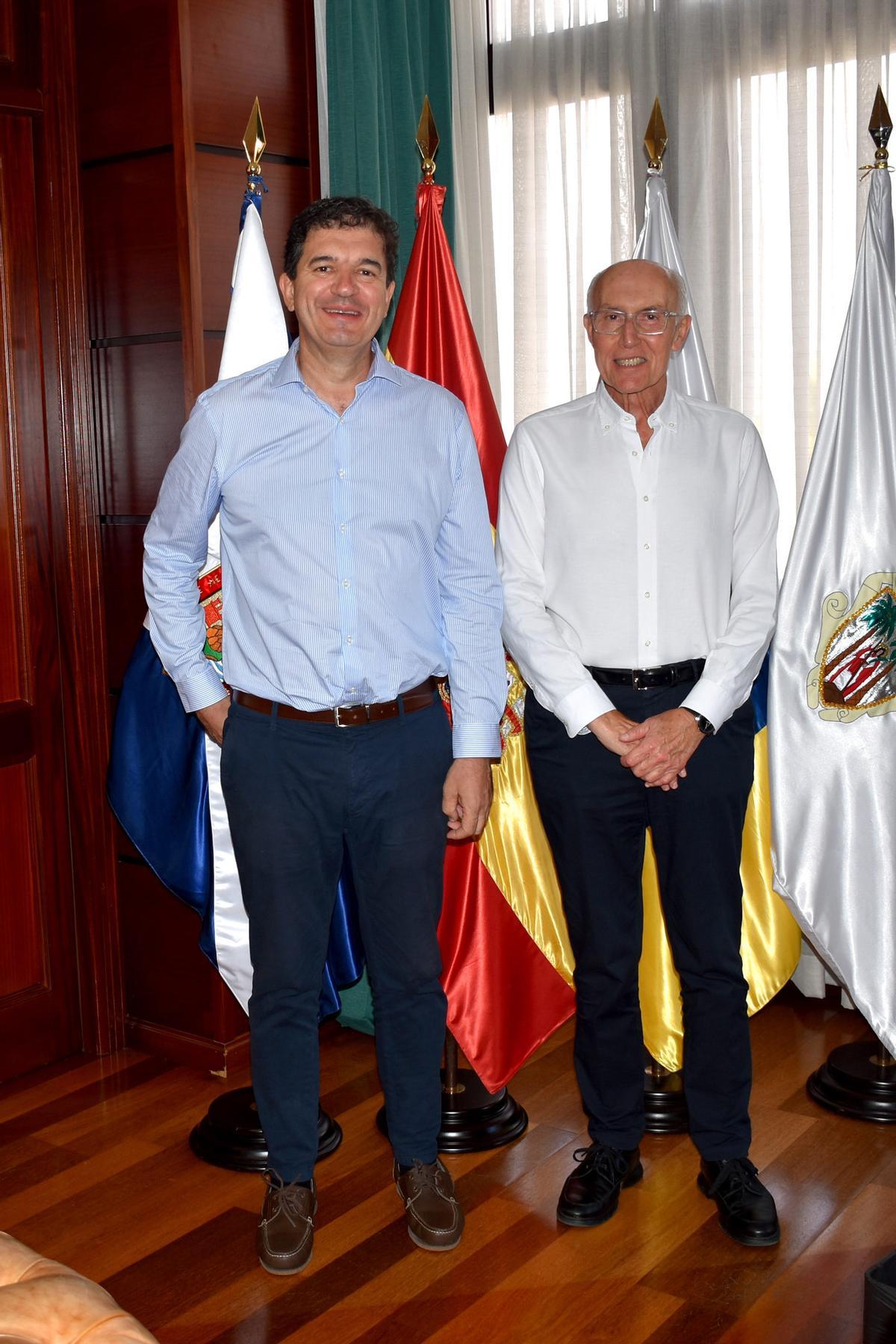 Isidro Gonzalez durante su visita al alcalde de Santa Úrsula, Juan Acosta (derecha).