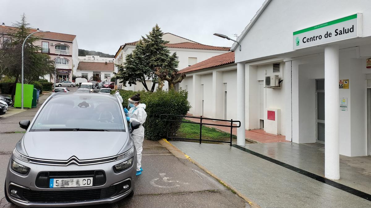 Test de antígenos a las puertas del Centro de Salud de Monesterio