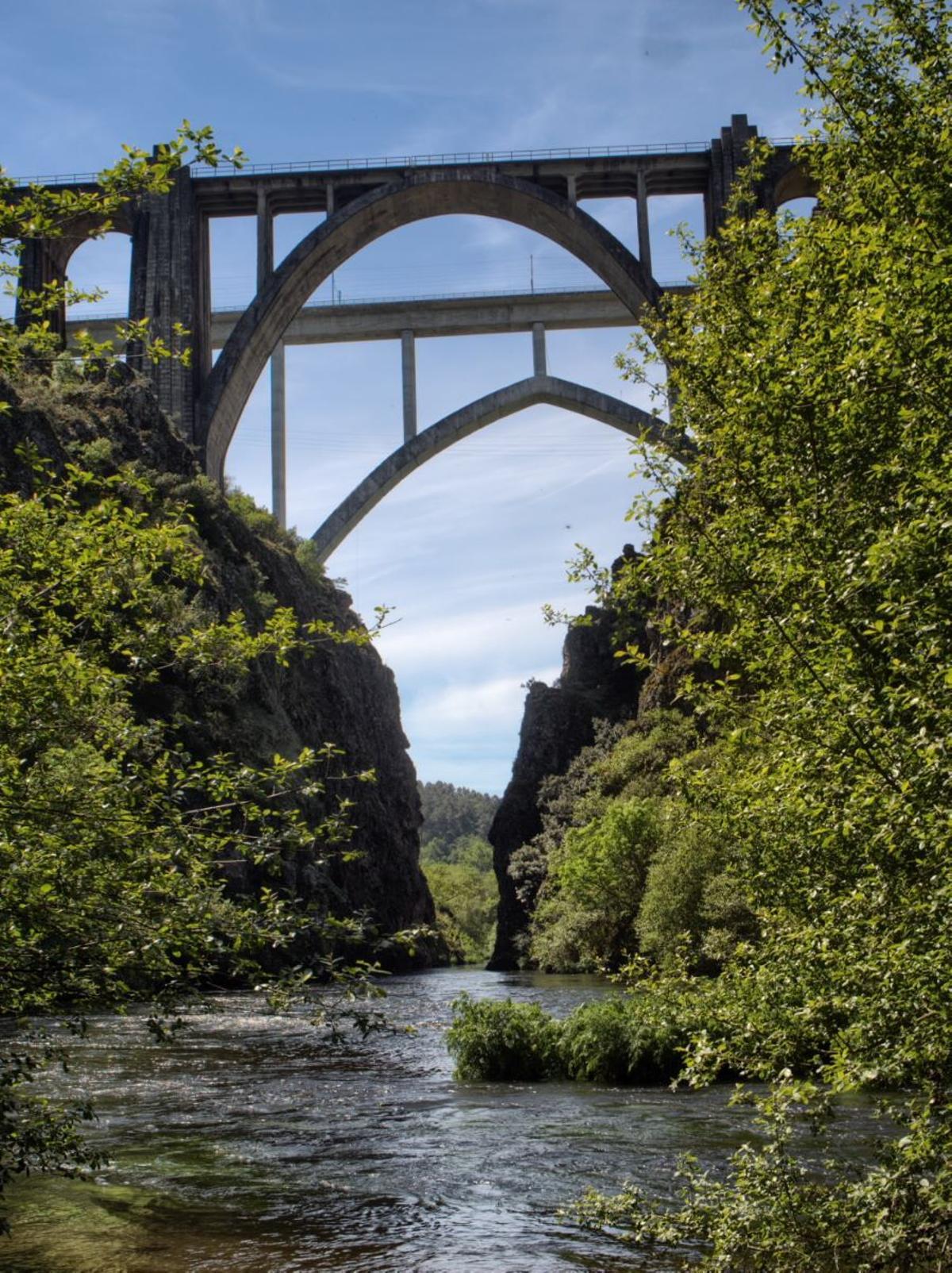 Vista de los puentes de Gundián.