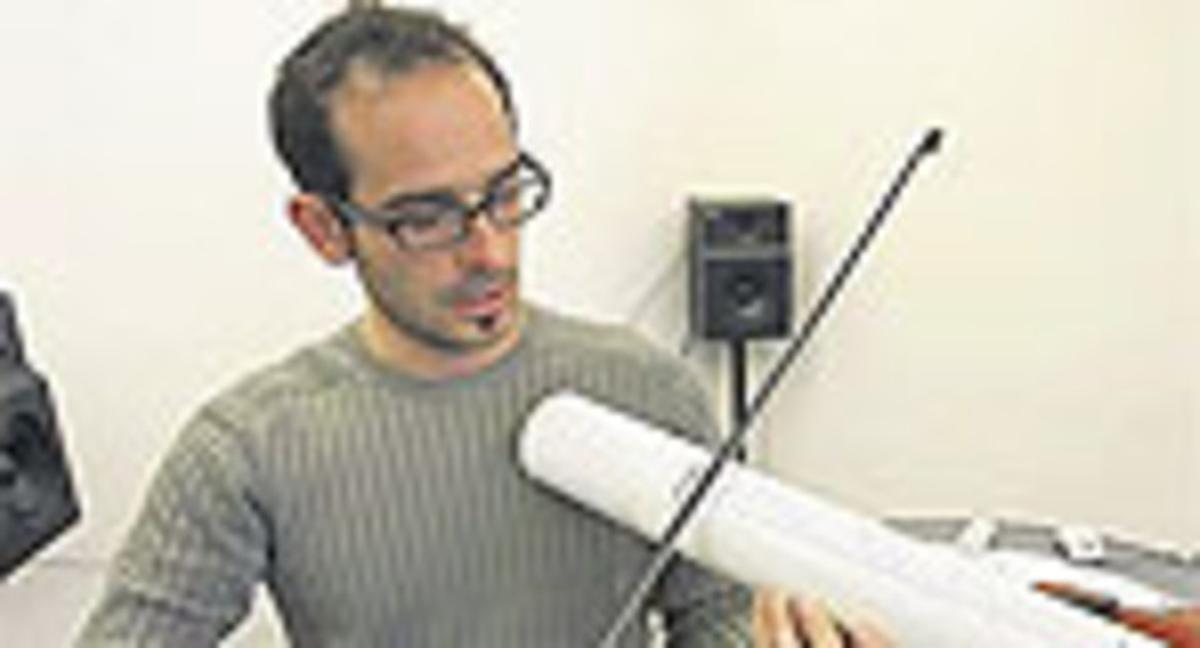 Alfonso Pérez, investigador de la UPF, toca un violí amb sensors. Alfonso Pérez, investigador de la UPF, toca un violí amb sensors.