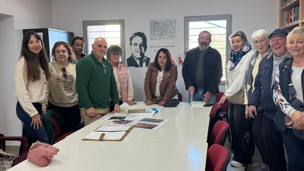 Los vecinos de Los Belones reunidos con la edil socilista Isabel Andreu