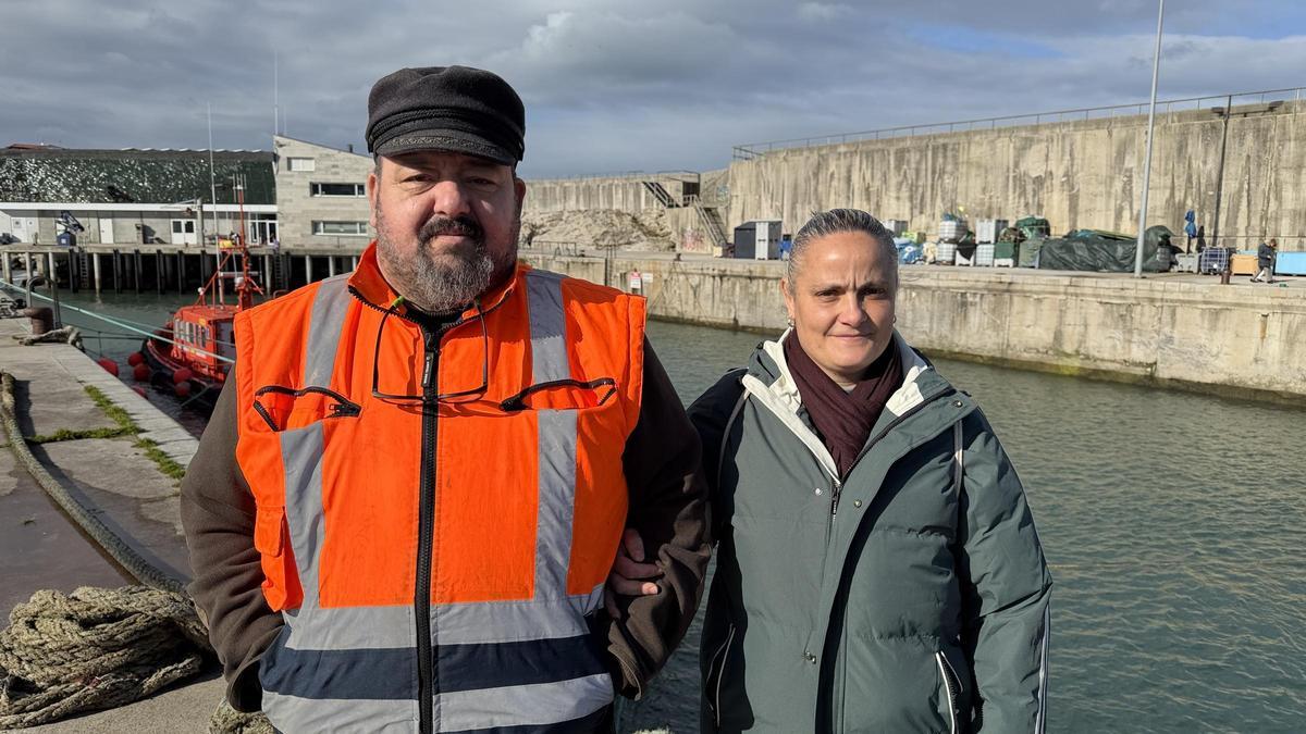 Laura Liñárez y su marido, Íñigo Ablanedo, en el puerto de Llanes.