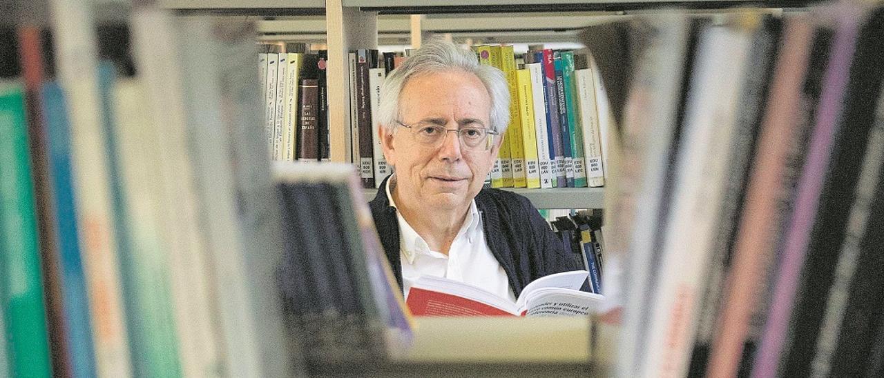 Antonio Ariño, en la biblioteca María Moliner del campus de Tarongers de la Universitat de València