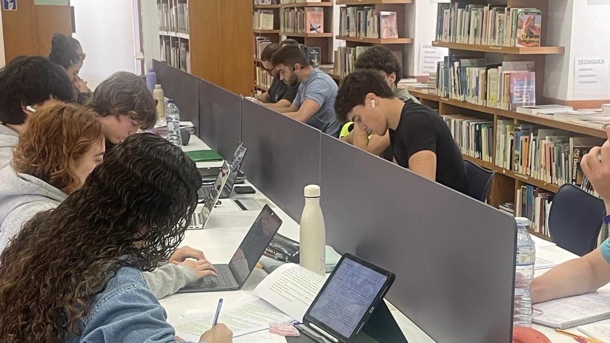 Jóvenes estudiantes en la biblioteca municipal de Manacor.