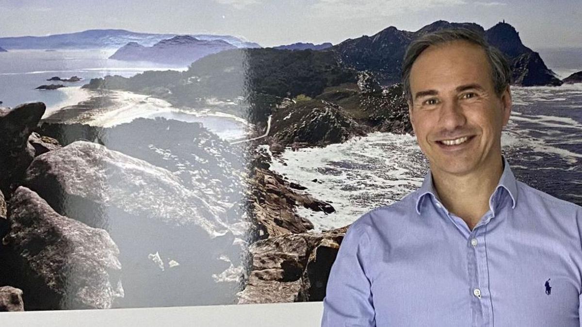 Elías Rodríguez-Toral, junto a una foto de las islas Cíes en su despacho del CIMA en Pamplona. CIMA.