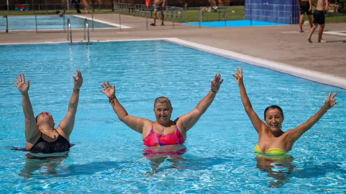 Badajoz abre sus piscinas municipales: los pacenses se dan los primeros chapuzones de la temporada