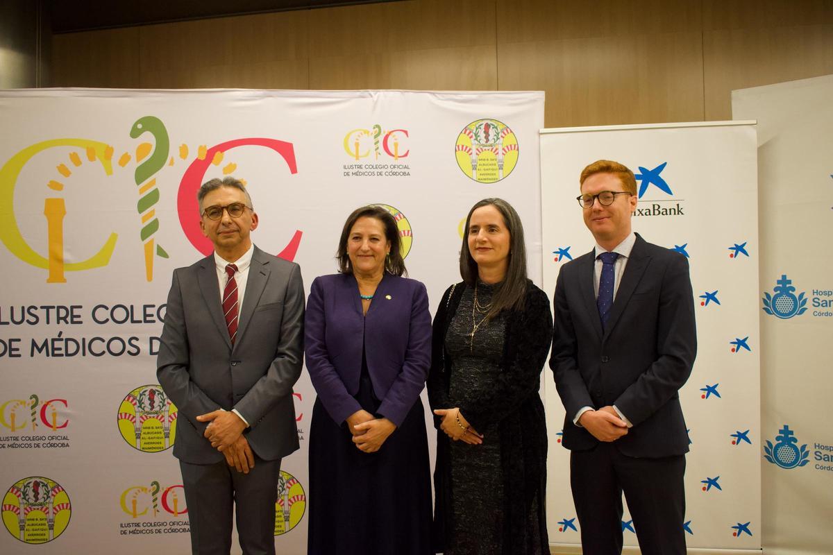 Los doctores José López Miranda (segundo premio); Carmen Arias, presidenta del Colegio de Médicos de Córdoba; Almudena (primer premio) y Rafael González Manzanares (tercer premio).