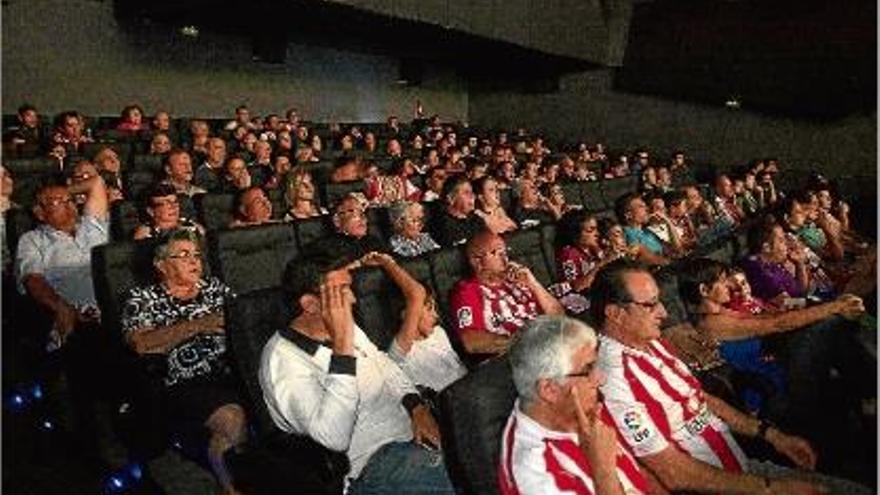 Uns 150 aficionats veuen el partit des dels Cinemes Albèniz