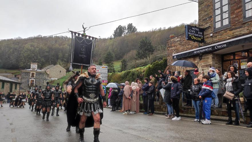 En imágenes: El espectacular vía crucis viviente de Villanueva de Oscos