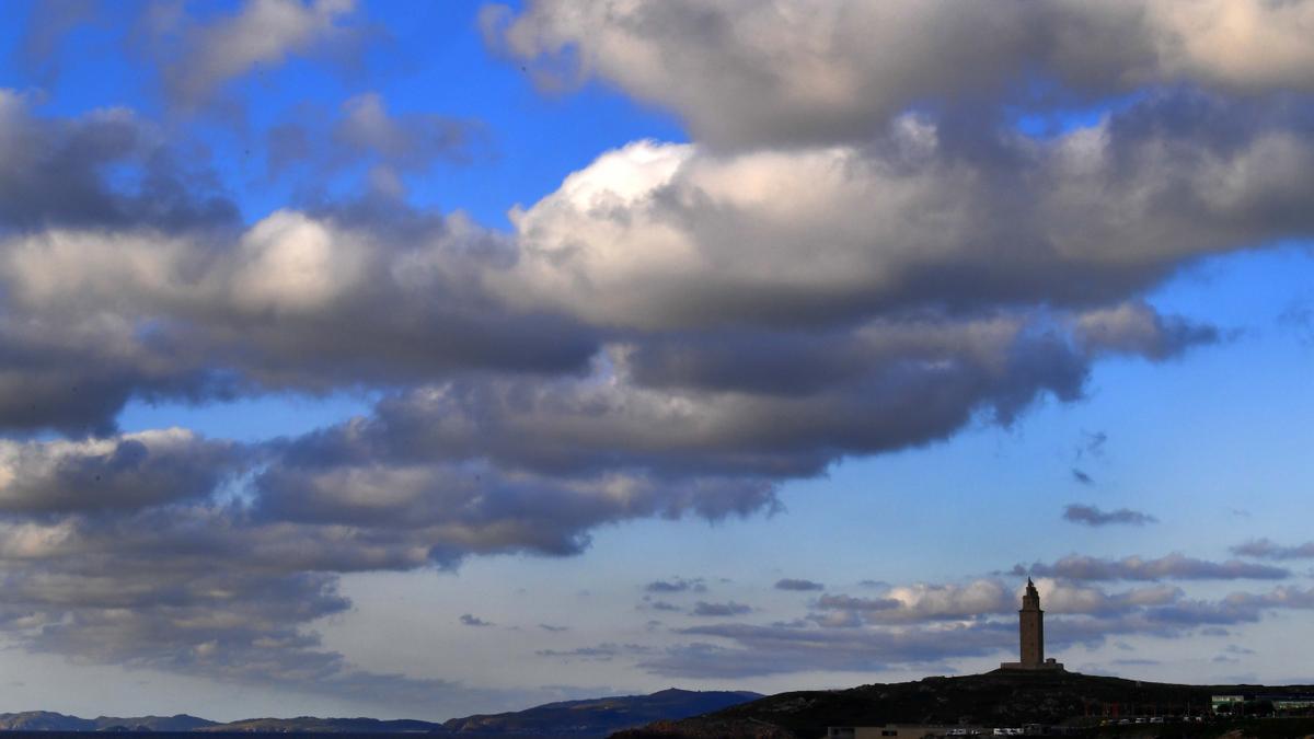 Imagen de la Torre de Hércules bajo un cielo cubierto de nubes.