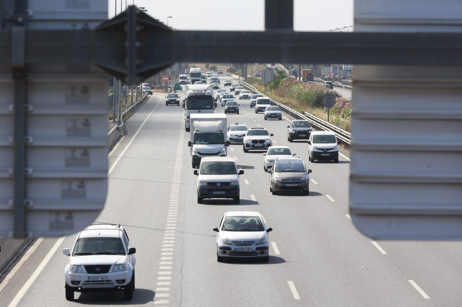 Retenciones en las vías de entrada a València por la primera operación salida del verano