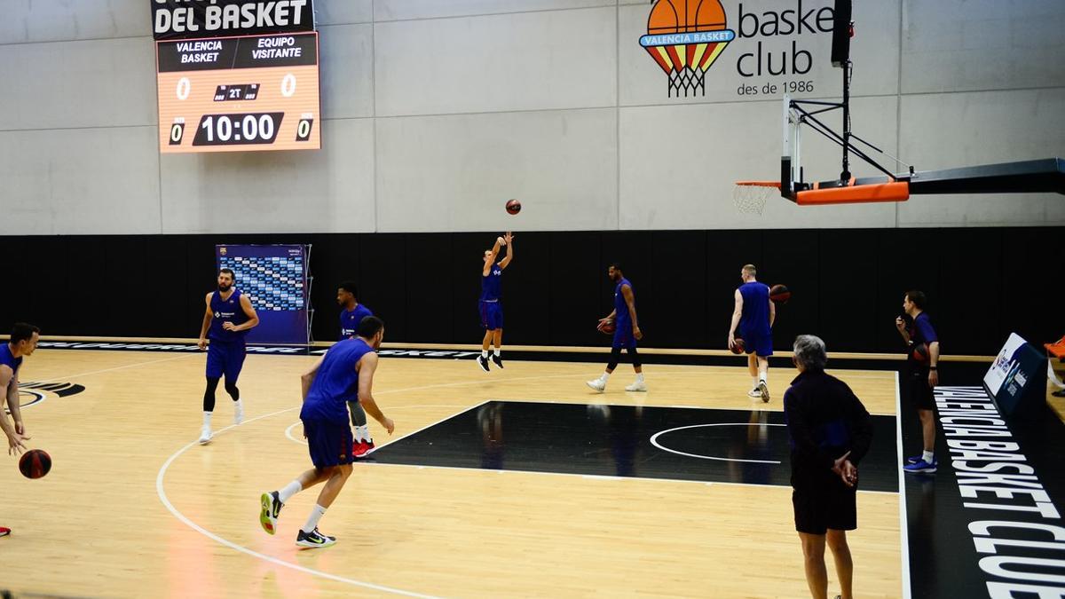 Los jugadores del Barça se entrenan en una de las canchas de L'Alqueria