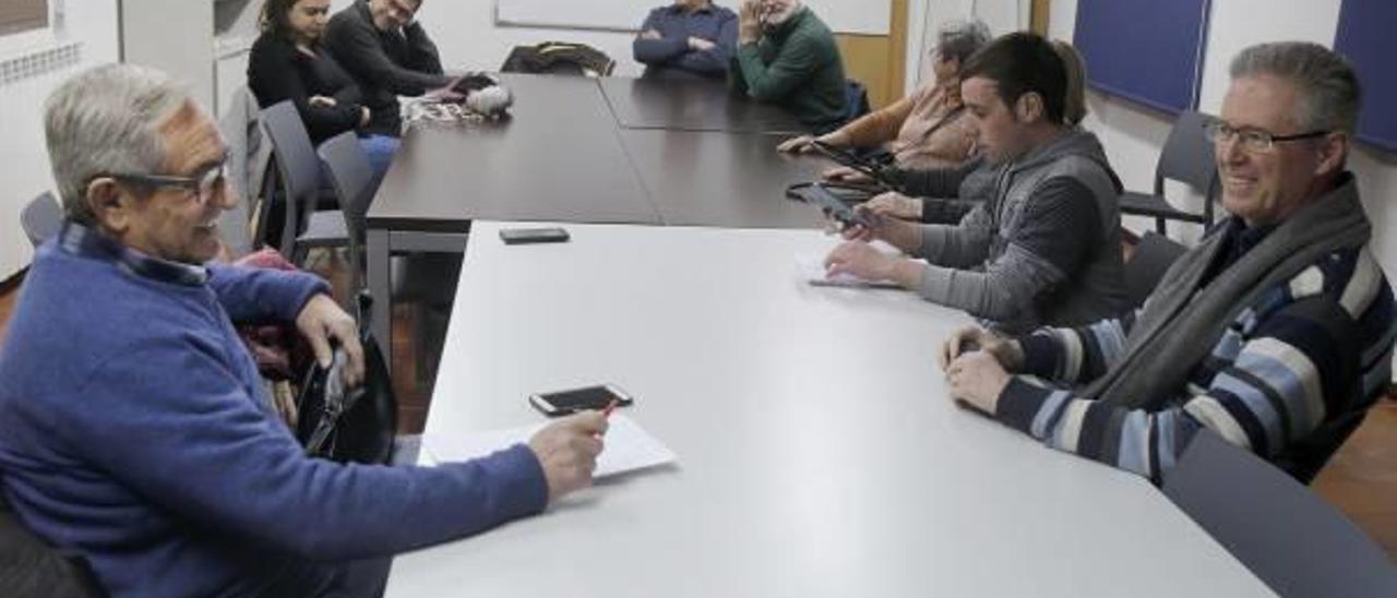 Vicent Alonso (izqda.) y Agustín Pérez (dcha.) en la reunión del grupo trabajo celebrada el viernes.