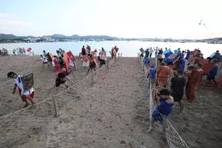 A tomatazo limpio en Sant Antoni, todas las imágenes de la batalla entre romanos y cartagineses en la playa de s'Arenal