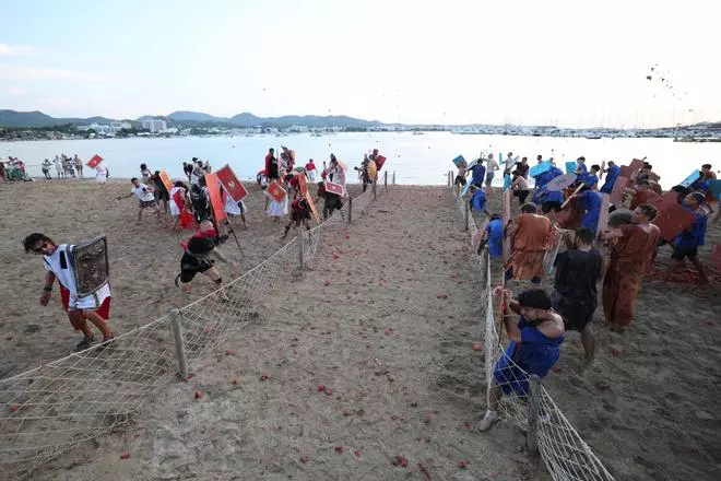 A tomatazo limpio en Sant Antoni, todas las imágenes de la batalla entre romanos y cartagineses en la playa de s'Arenal