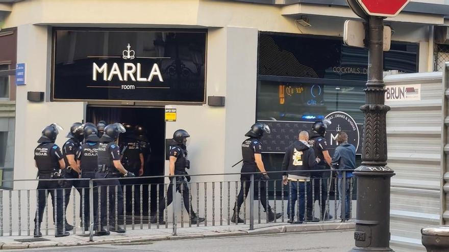 Espectacular operativo en un "after" de Oviedo: la Policía Local detecta exceso de aforo, consumo de drogas en el interior y de bebida en plena calle