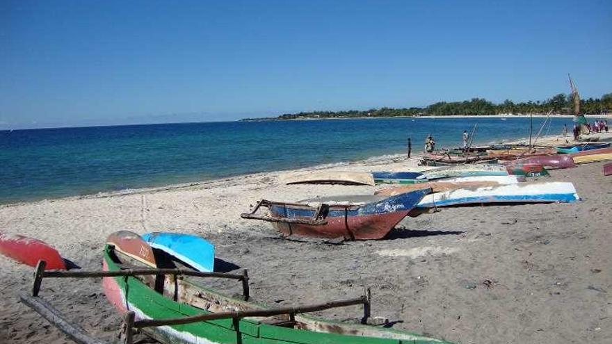 Una playa con embarcaciones artesanales en Mozambique. // N.H.