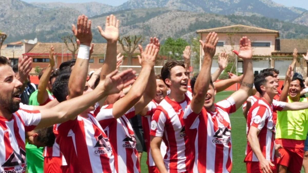 Los jugadores del Manacor celebran el pasado domingo su triunfo en Son Bibiloni