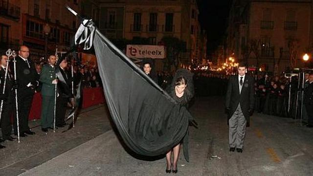 Momento en el que la "trencaora", Felicidad Fructuoso, rompió el guión el Viernes Santo por la noche.