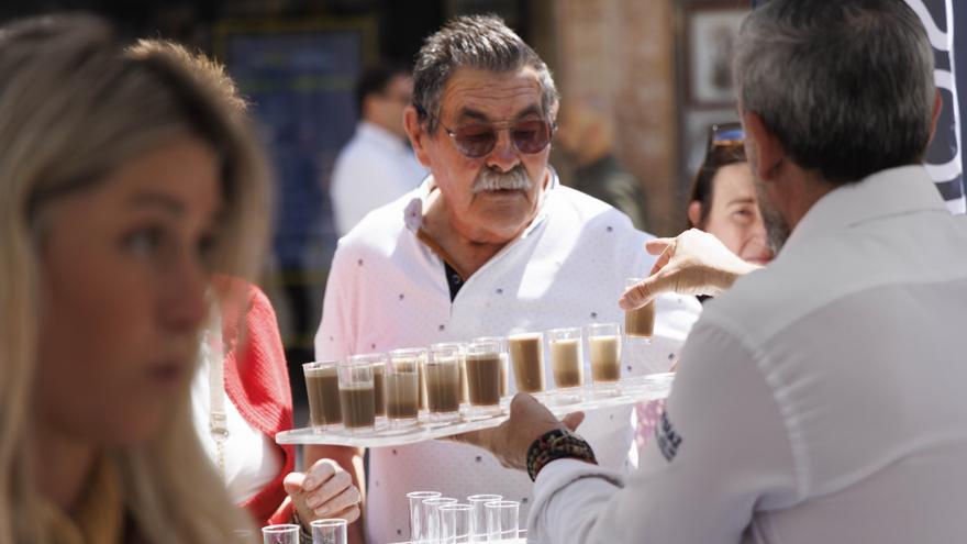 Hostecar y CaféLab reparten más de tres mil frappés de asiático en el casco histórico de Cartagena