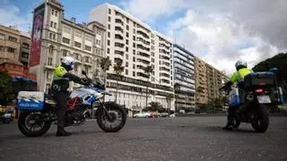 Tira de la moto a un policía local mientras patrullaba por Tenerife