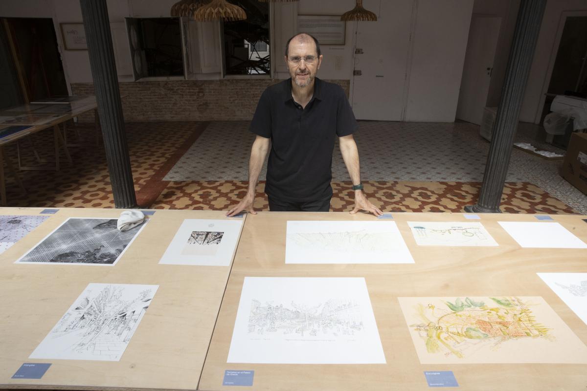 Juli Capella, junto a algunos de los dibujos de la exposición que pueden contemplarse en la Fundació Enric Miralles