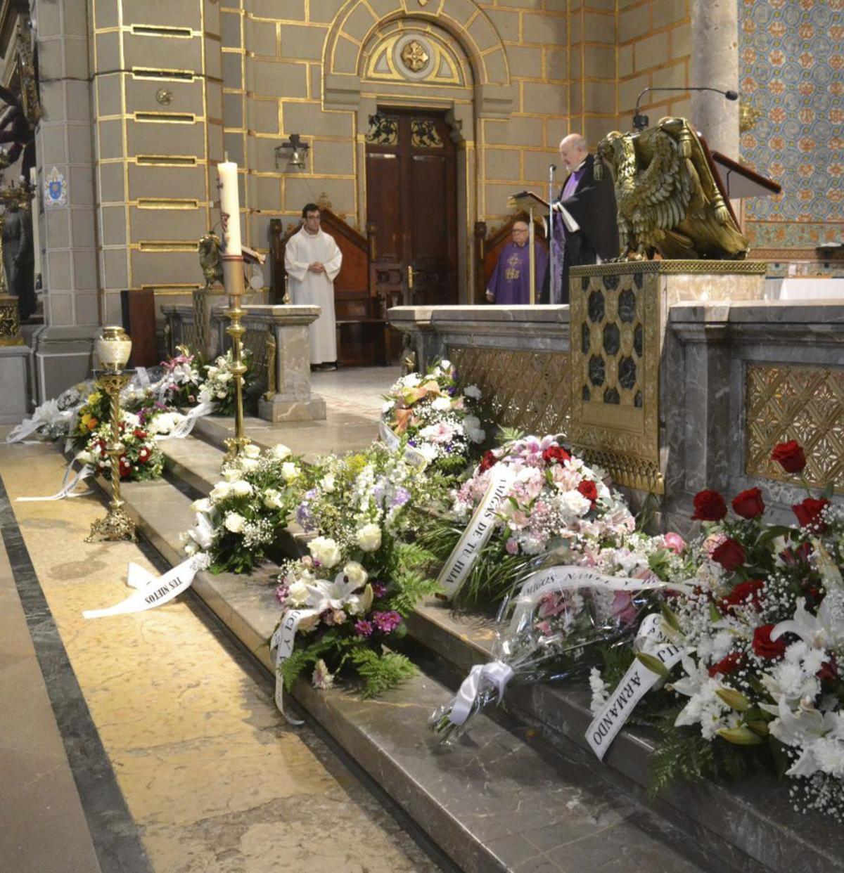 El altar de la basílica durante las exequias.