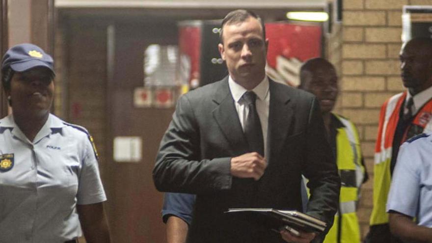 Pistorius sale de prisión y queda bajo arresto domiciliario