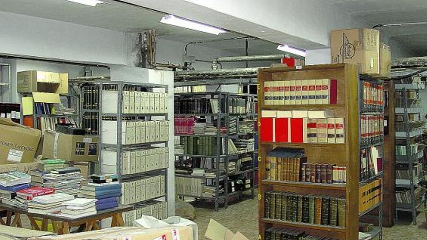 Documentos de todo tipo relacionados con Ensidesa apilados, guardados en cajas y colocados en estanterías.