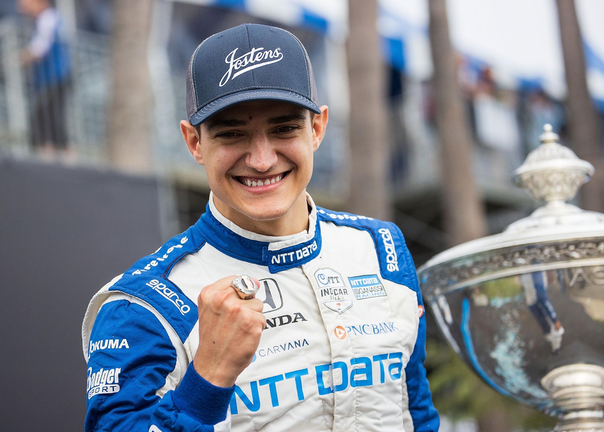 Álex Palou, levantando el trofeo