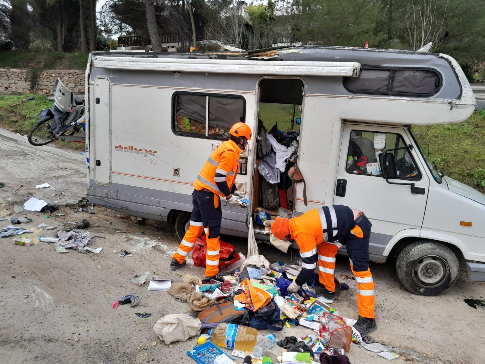 Imágenes de la caravana que volcó dejando atrapada a una niña en Ibiza