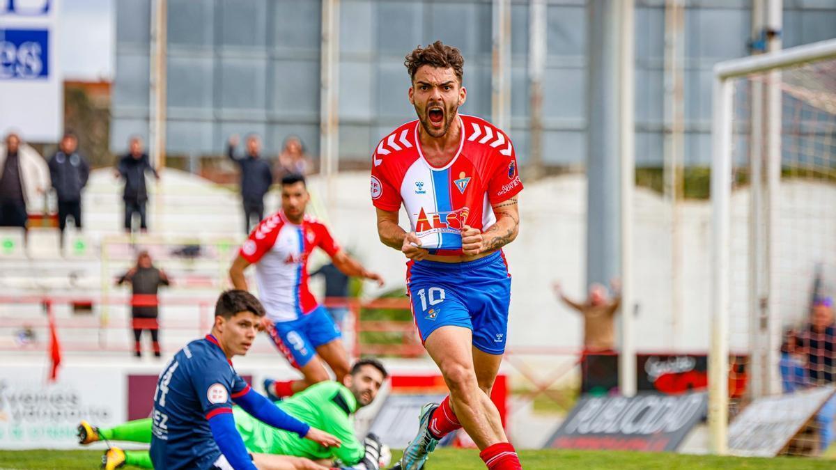 Luismi Bueno, del Don Benito, celebra un tanto con la elástica rojiblanca.