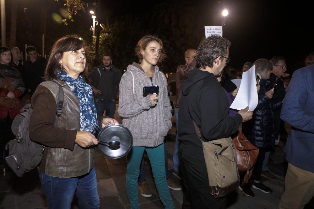 Nach dem Mord an Celia Navarro demonstrierten am Donnerstag (17.11.) betroffene, traurige und wütende Bürger auf der Plaza España in Palma gegen Gewalt an Frauen. Vor dem Rathaus hielten Politiker und