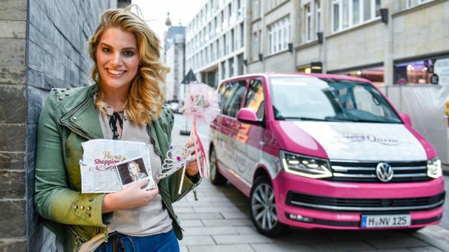 Curvy-Model Angelina Kirsch vor dem bekannten rosafarbenen Shopping-Queen-Auto.